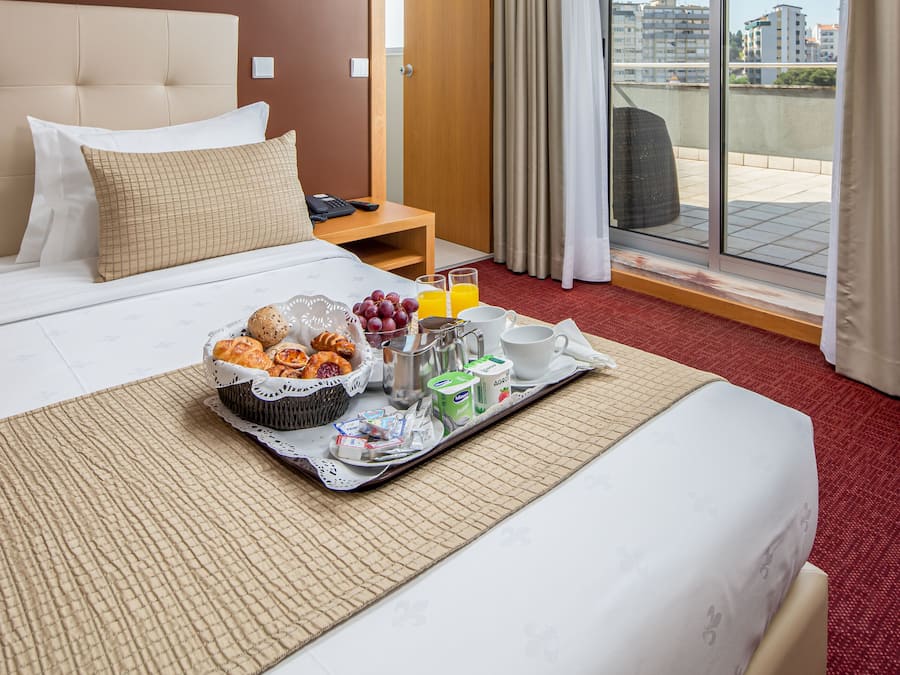 Escritorio, cortinas blackout, sistema de insonorización y wifi gratis