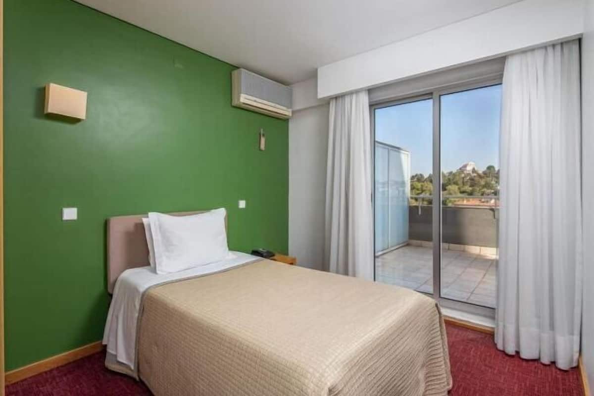 Desk, blackout curtains, soundproofing, free WiFi