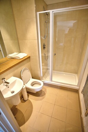 Combined shower/tub, deep soaking tub, free toiletries, hair dryer