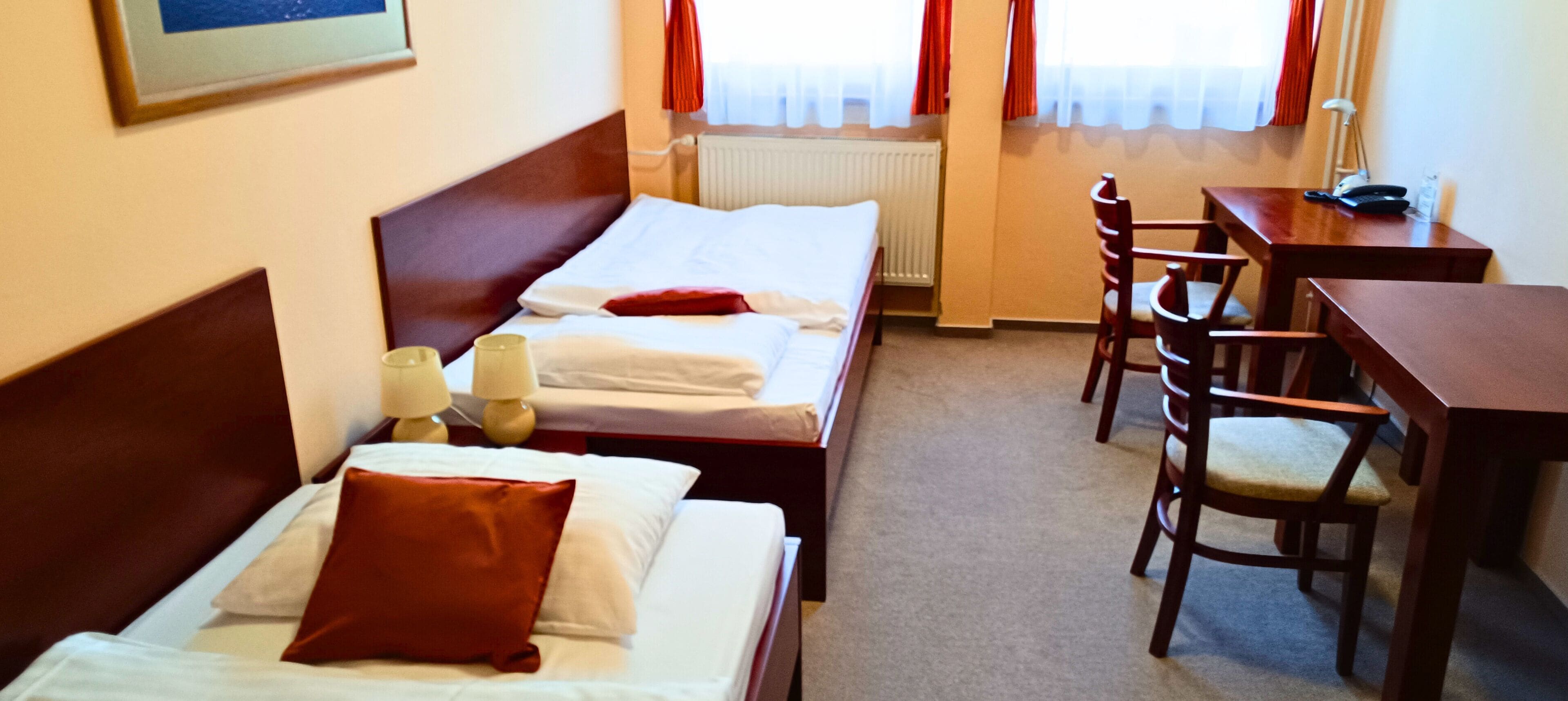 Junior appartement | Hypoallergeen beddengoed, een kluis op de kamer, een bureau