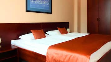 Junior Suite | Hypo-allergenic bedding, in-room safe, desk, blackout drapes