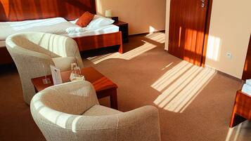 Business Twin Room | 1 bedroom, hypo-allergenic bedding, in-room safe, desk
