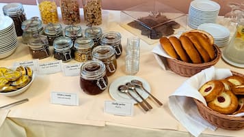 Colazione a buffet, servita tutte le mattine (8 EUR a persona)