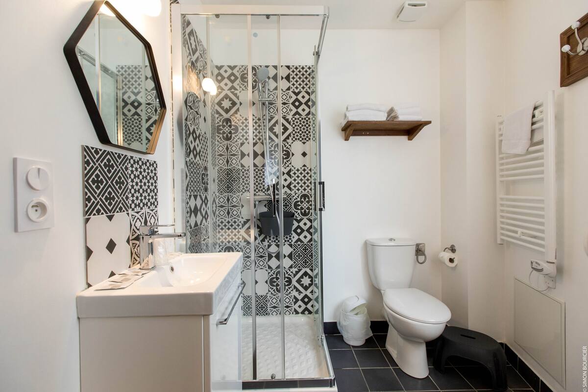 superior triple room | bathroom | free toiletries, hair dryer, towels