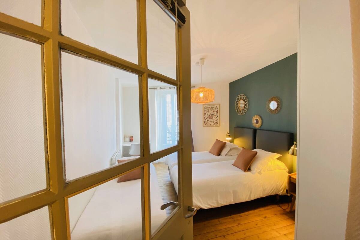 family room | 1 bedroom, premium bedding, individually decorated