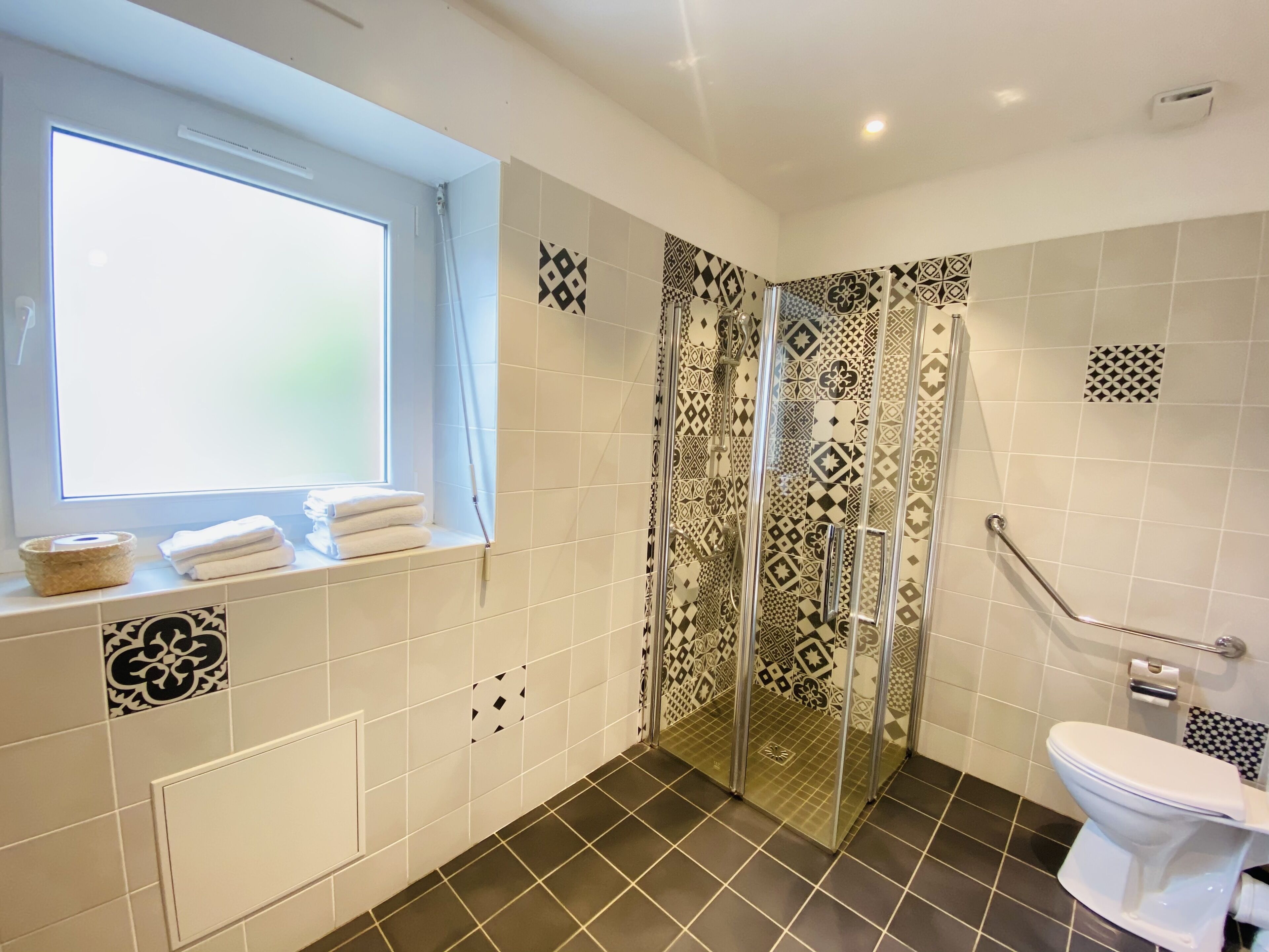 superior triple room | bathroom | free toiletries, hair dryer, towels