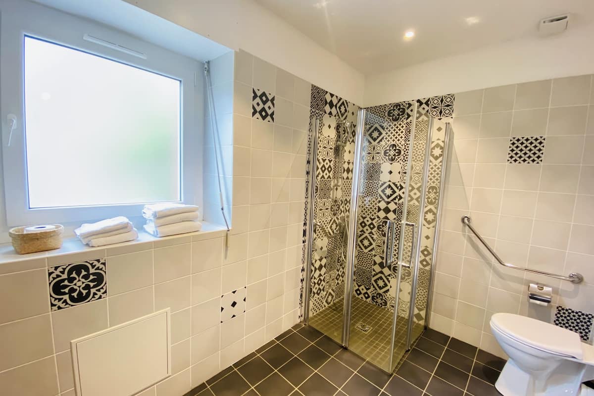 superior triple room | bathroom | free toiletries, hair dryer, towels