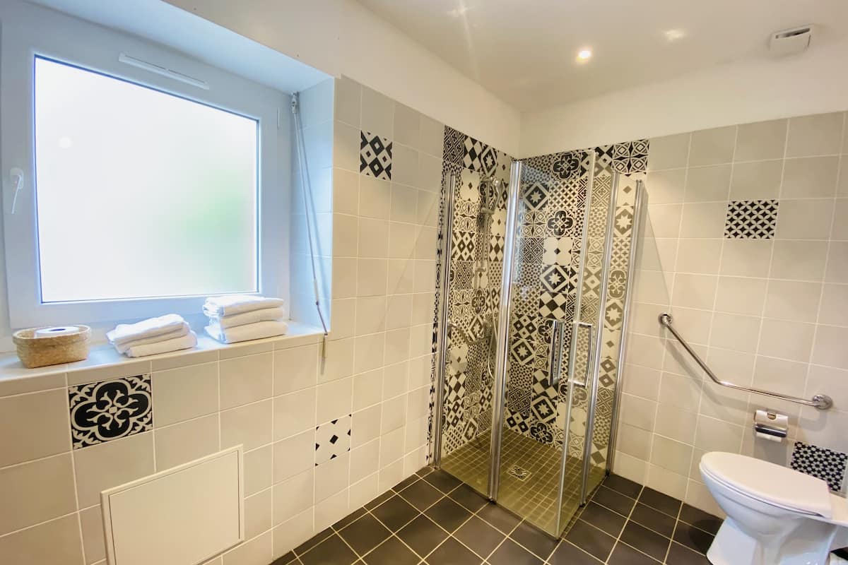 Superior Üç Kişilik Oda | Banyo | Ücretsiz banyo/kozmetik ürünleri, saç kurutma makinesi, havlu