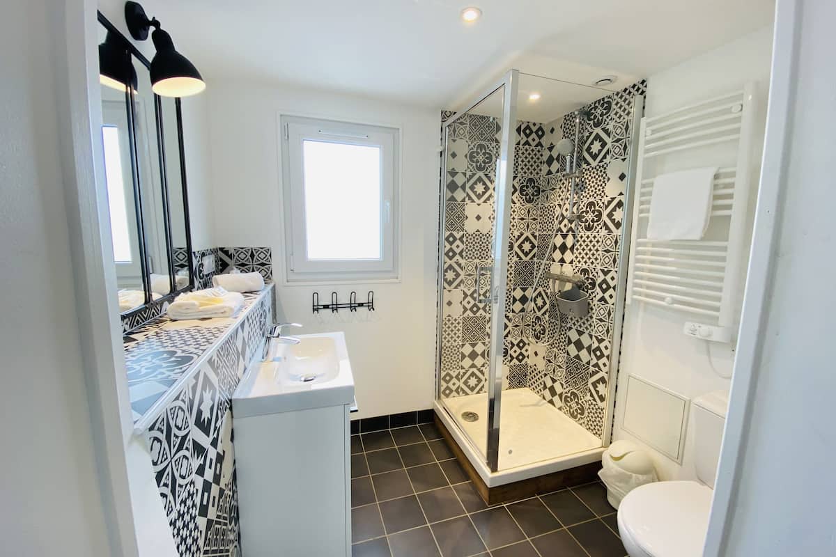 Family Oda | Banyo | Ücretsiz banyo/kozmetik ürünleri, saç kurutma makinesi, havlu