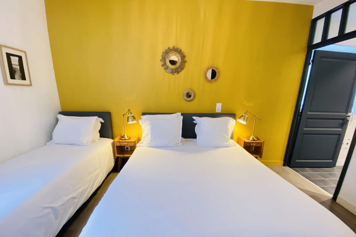 Superior Üç Kişilik Oda | Kaliteli yatak takımı, ayrı ayrı dekore edilmiş, ayrı ayrı döşenmiş