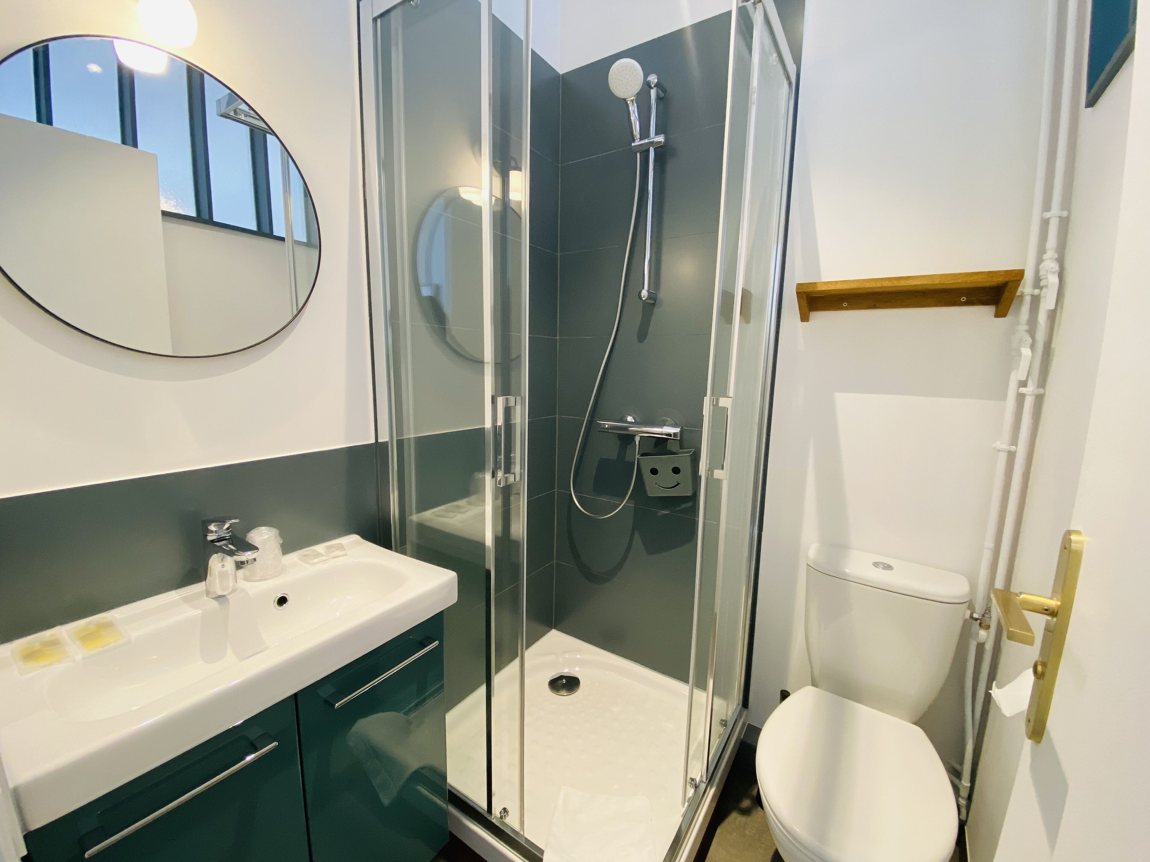 standard twin room | bathroom | free toiletries, hair dryer, towels