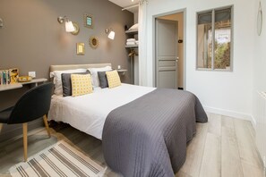 Superior Double Room | Premium bedding, individually decorated, individually furnished, desk - Hôtel Saint-Michel (Dinard)