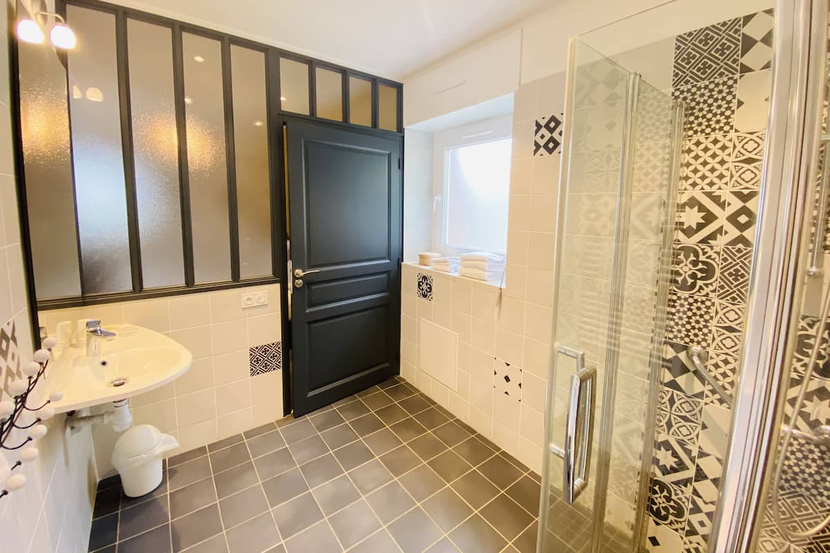 superior triple room | bathroom | free toiletries, hair dryer, towels