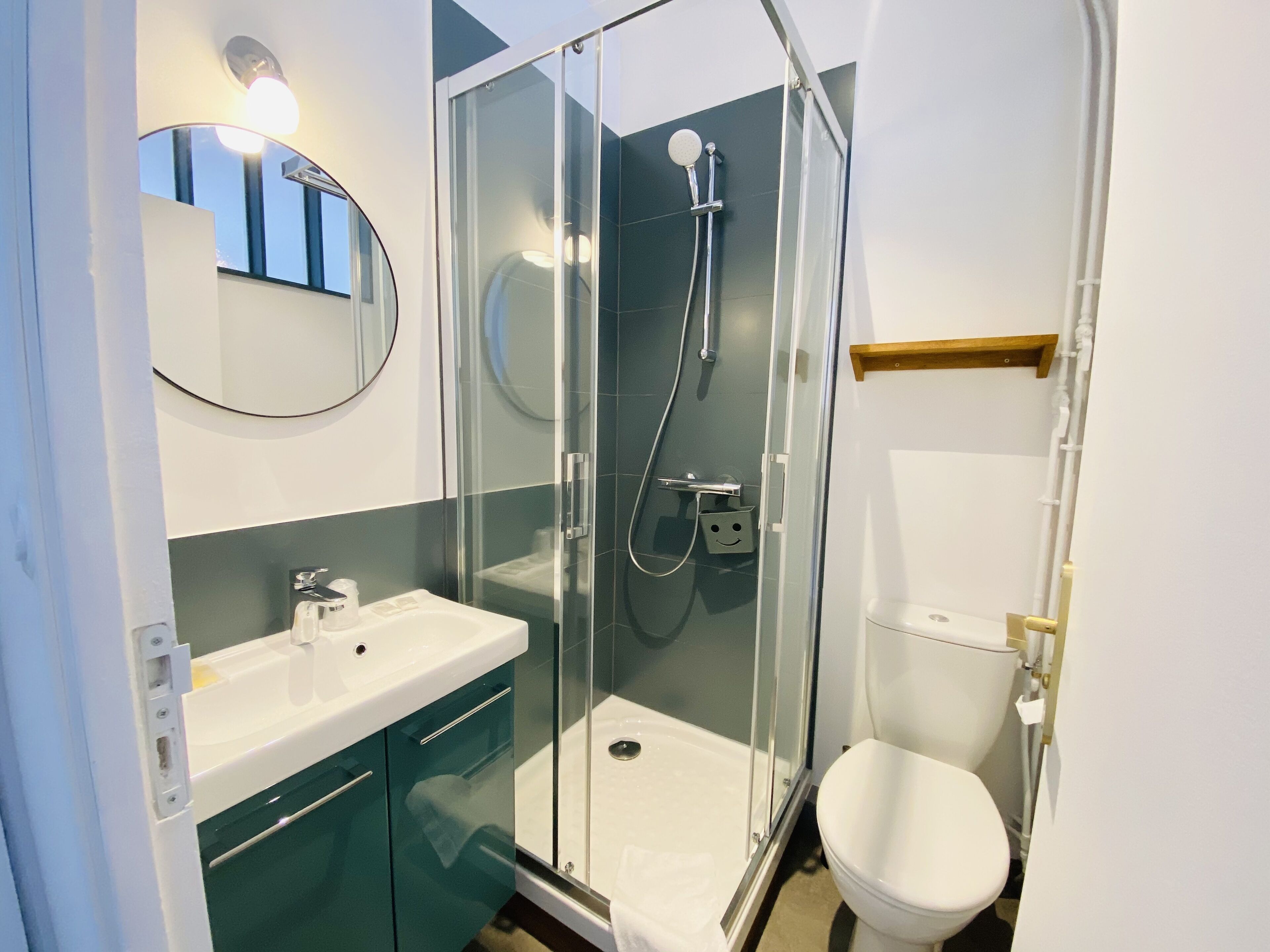standard double room | bathroom | free toiletries, hair dryer, towels