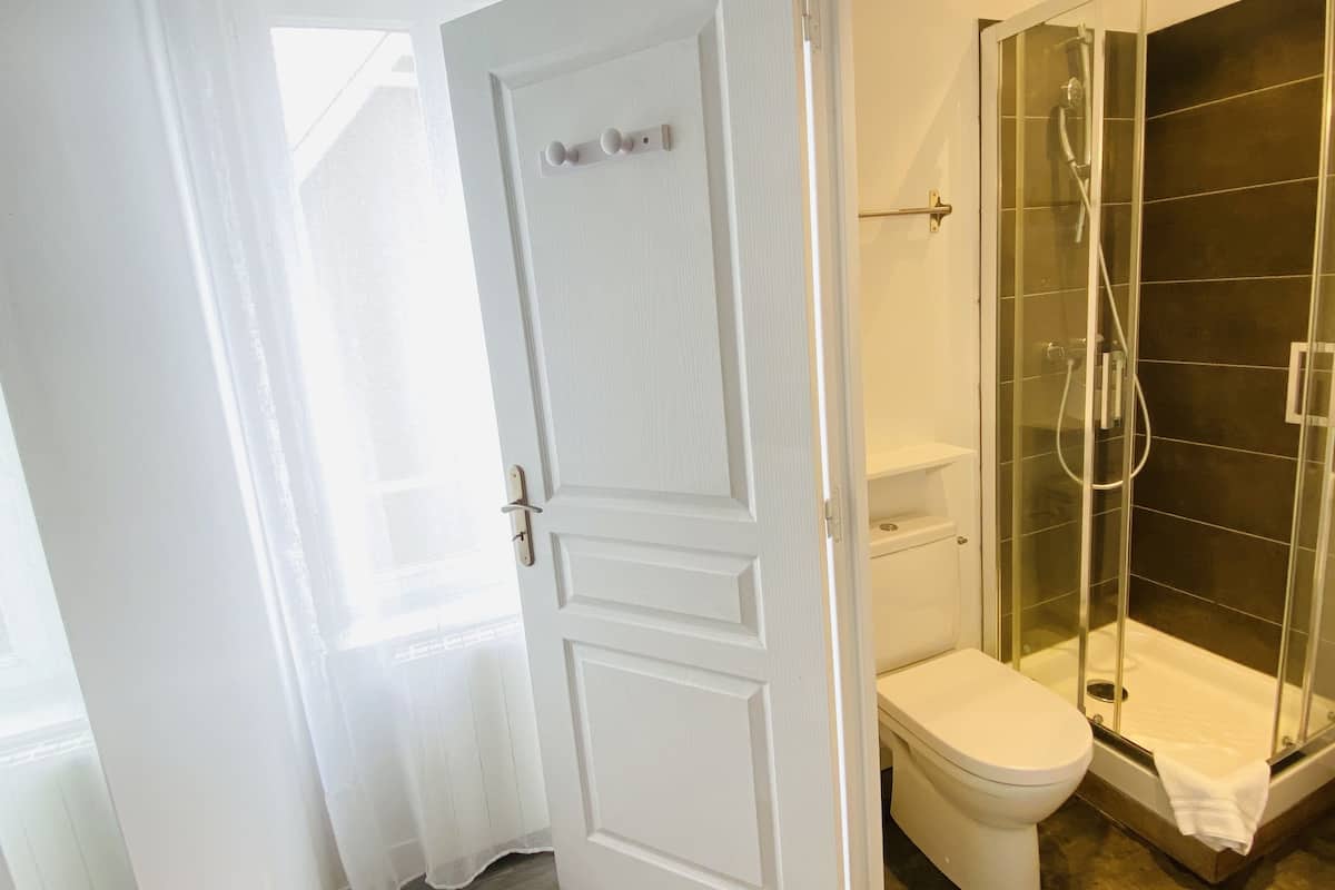 Standard Üç Kişilik Oda | Banyo | Ücretsiz banyo/kozmetik ürünleri, saç kurutma makinesi, havlu