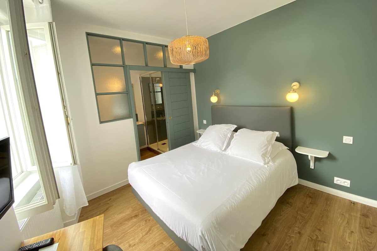 Superior Tek Büyük Yataklı Oda | Kaliteli yatak takımı, ayrı ayrı dekore edilmiş, ayrı ayrı döşenmiş