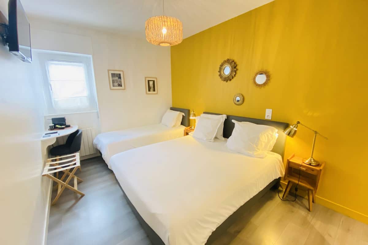 Superior Üç Kişilik Oda | Kaliteli yatak takımı, ayrı ayrı dekore edilmiş, ayrı ayrı döşenmiş