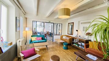 Lobby lounge