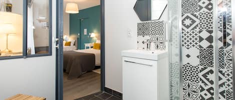 Chambre triple supérieure | Salle de bain | Articles de toilette (gratuits), séchoir à cheveux, serviettes fournies