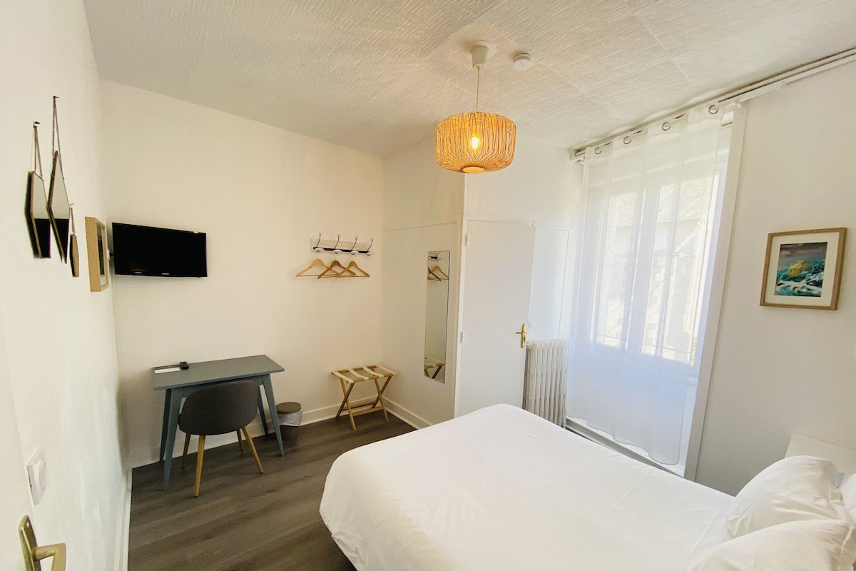 Standard Tek Büyük Yataklı Oda | Kaliteli yatak takımı, ayrı ayrı dekore edilmiş, ayrı ayrı döşenmiş