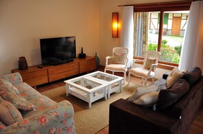 32-inch LCD TV with cable channels, TV