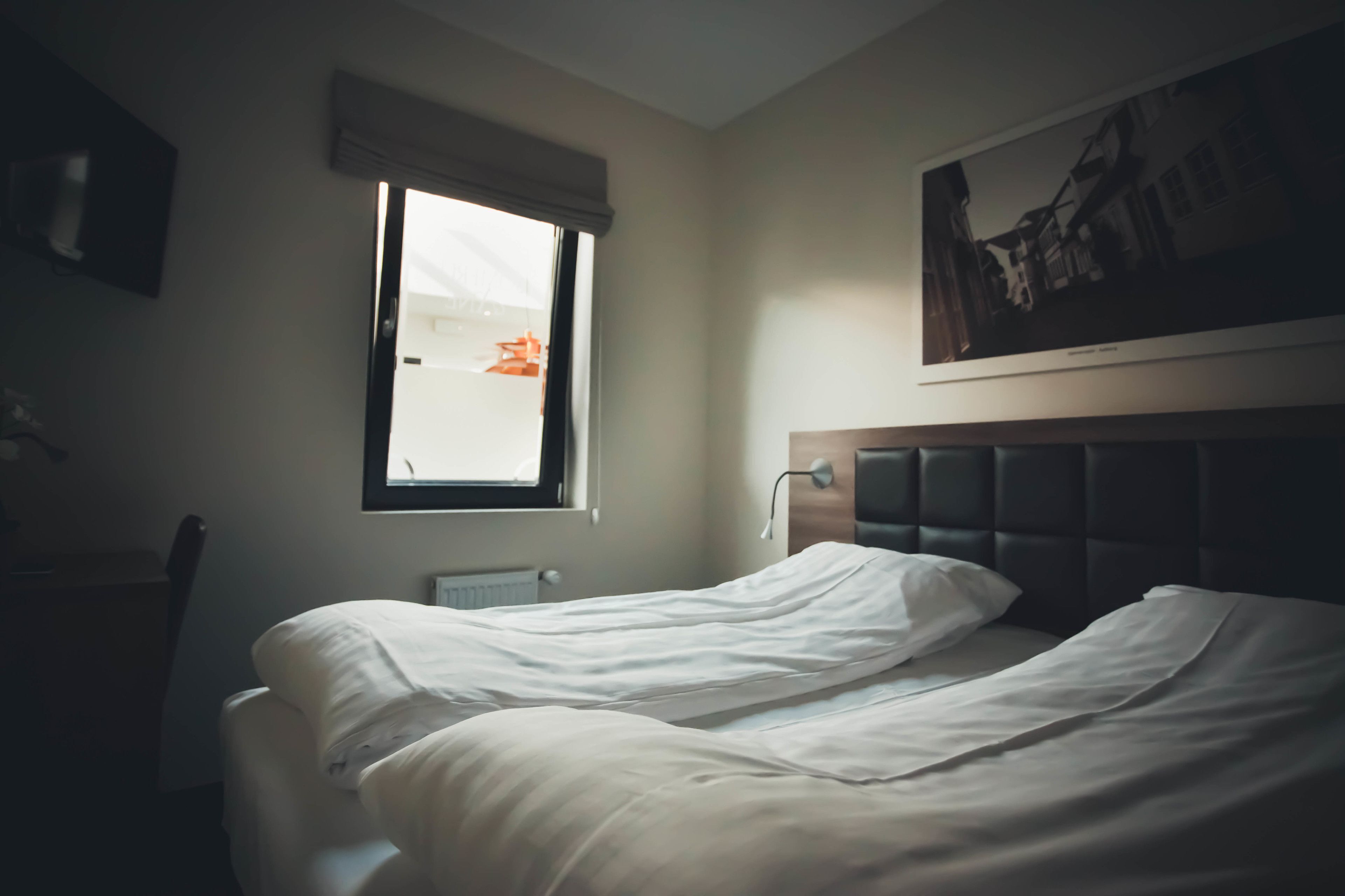 Escritorio, cortinas blackout y sistema de insonorización 