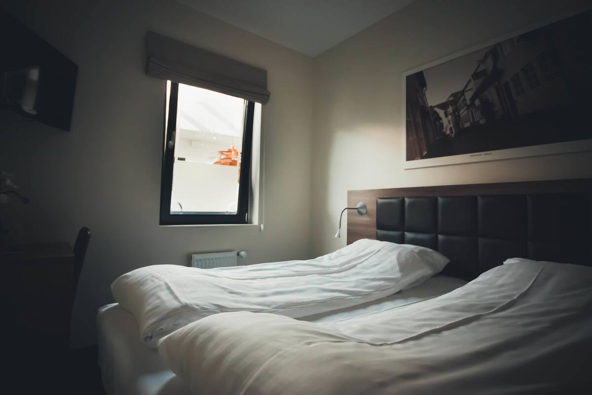 Escritorio, cortinas blackout y sistema de insonorización