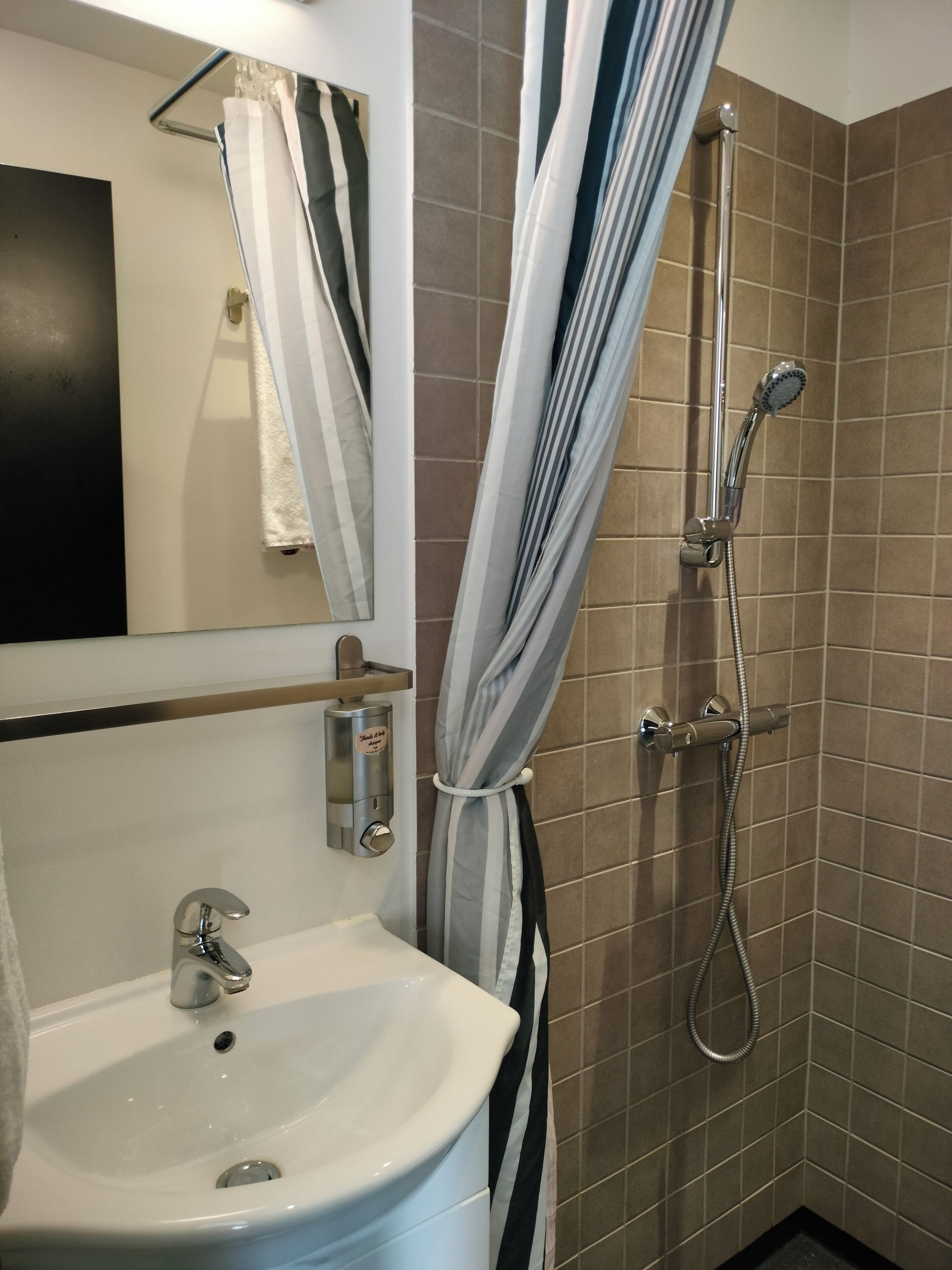 premium room, 2 single beds | bathroom | shower, towels, soap, shampoo