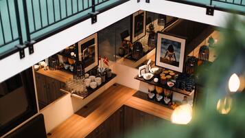 Una cocina moderna con encimeras de madera, electrodomésticos de acero inoxidable y una variedad de utensilios de cocina y objetos decorativos.