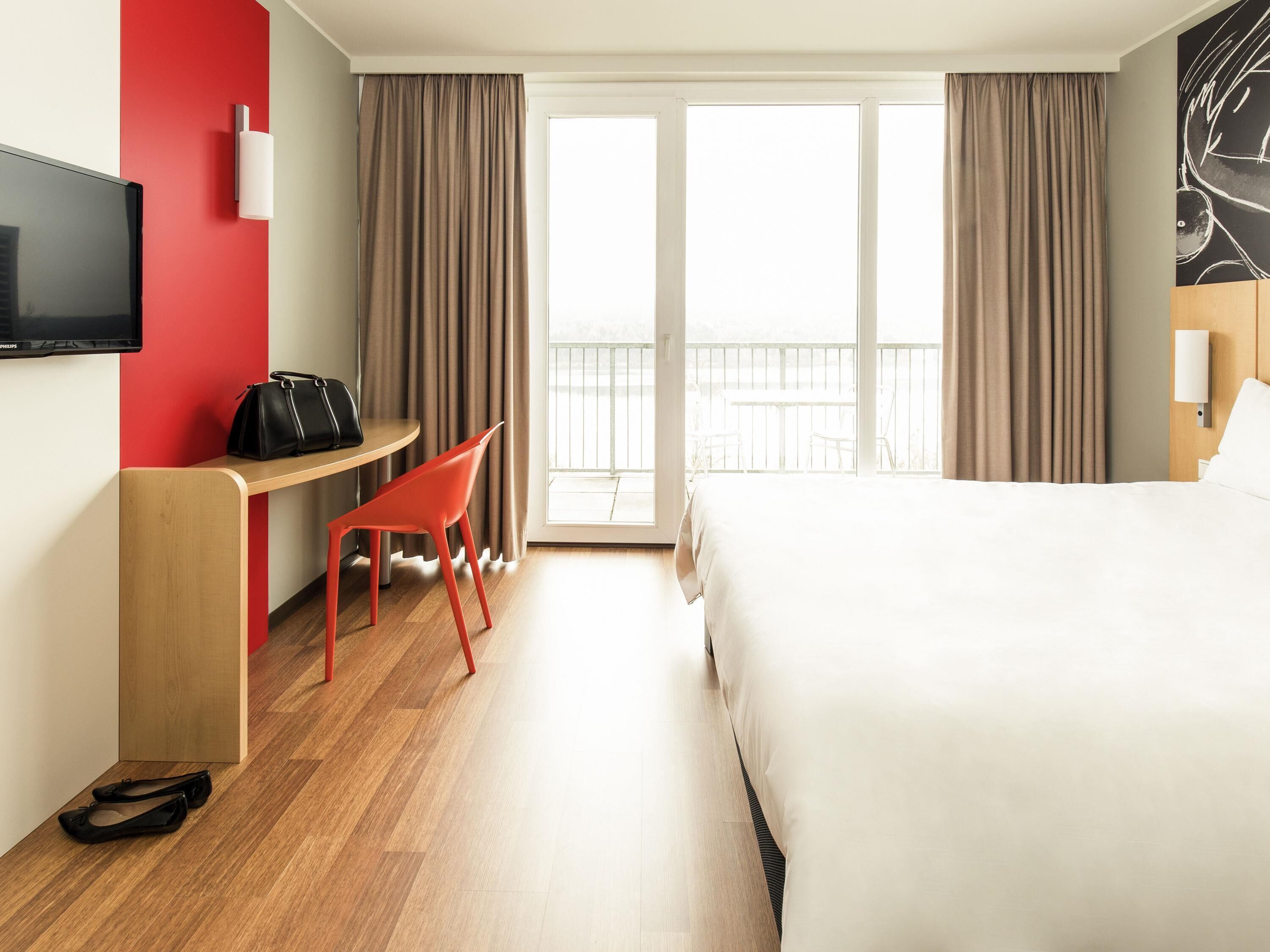 desk, soundproofing, free cots/infant beds, free wifi