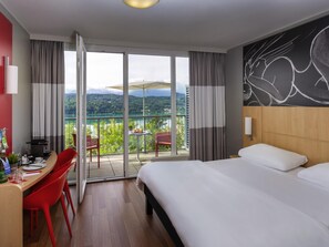 Habitación superior, 1 cama Queen size, vista al lago | Escritorio, insonorización, cunas gratuitas y wifi gratis 