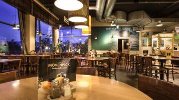 2 Restaurants, Mittagessen, Abendessen, internationale Küche