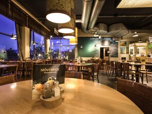 2 Restaurants, Mittagessen, Abendessen, internationale Küche