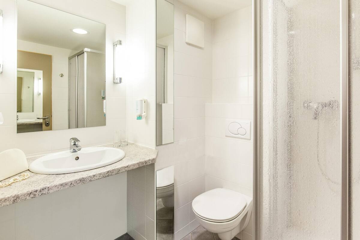 superior room, 1 queen bed, lake view | desk, soundproofing, free cots/infant beds, free wifi