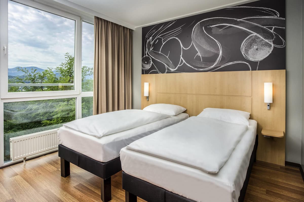 Standard Room, 2 Twin Beds | Desk, soundproofing, free cribs/infant beds, free WiFi