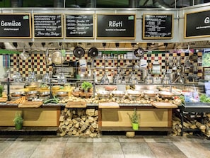 2 restauranter, lunsj og middag serveres, internasjonale retter