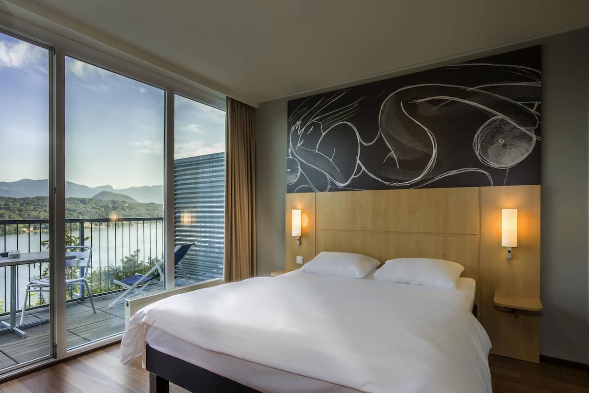 Superior Room, 1 Queen Bed, Lake View | Desk, soundproofing, free cribs/infant beds, free WiFi