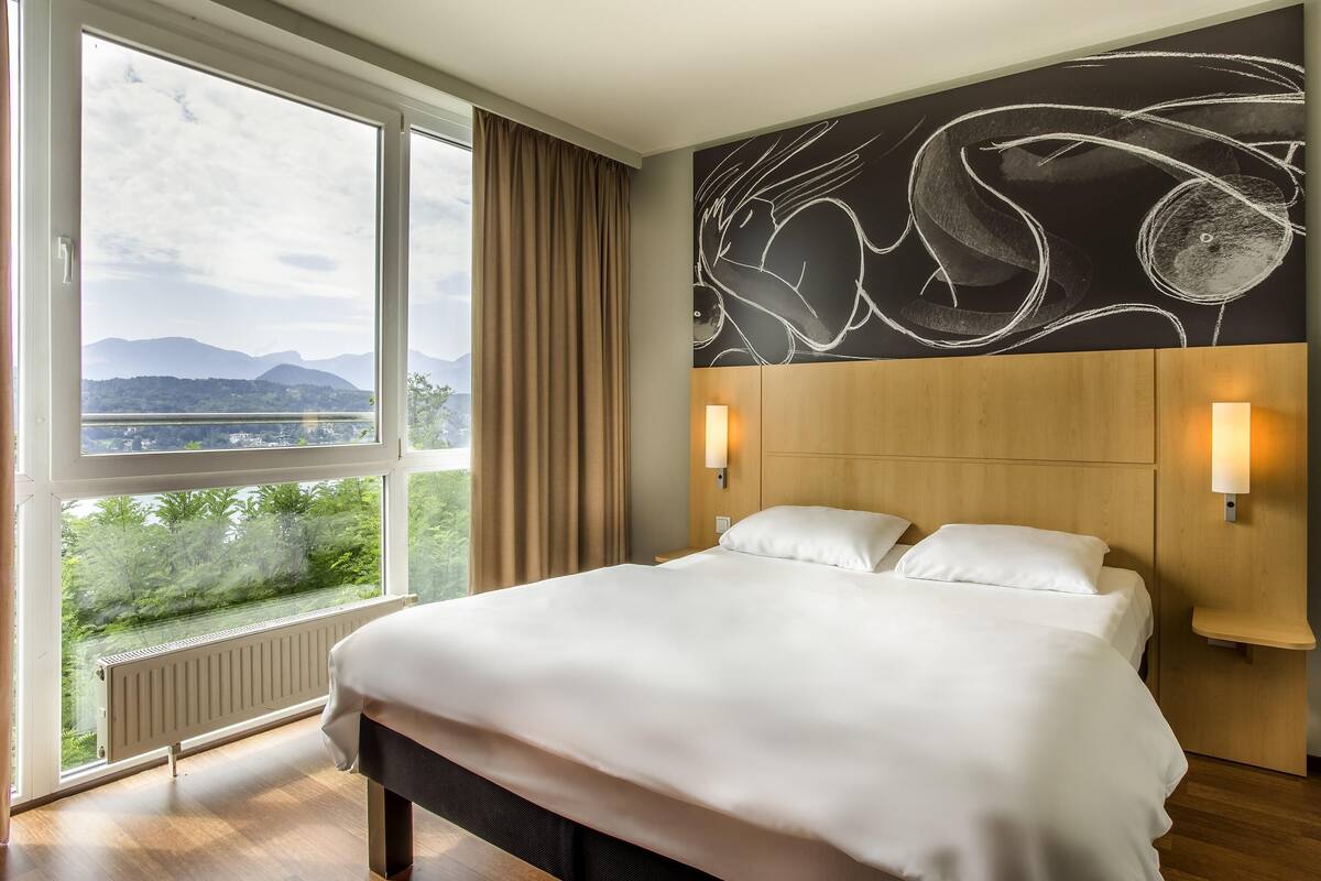 standard room, 1 double bed, accessible | desk, soundproofing, free cots/infant beds, free wifi