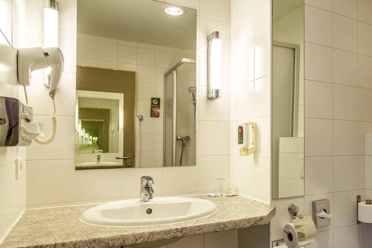 standard room, 2 single beds | desk, soundproofing, free cots/infant beds, free wifi