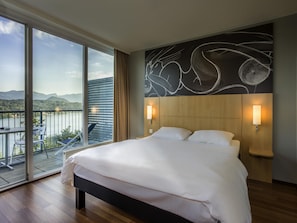 Habitación superior, 1 cama Queen size, vista al lago | Escritorio, insonorización, cunas gratuitas y wifi gratis 
