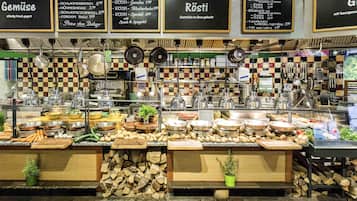 2 Restaurants, Mittagessen, Abendessen, internationale Küche