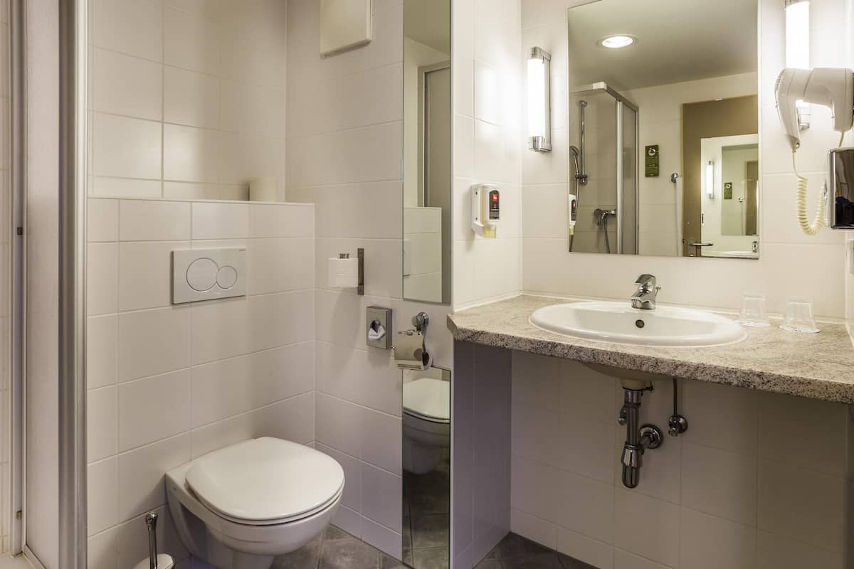 desk, soundproofing, free cots/infant beds, free wifi