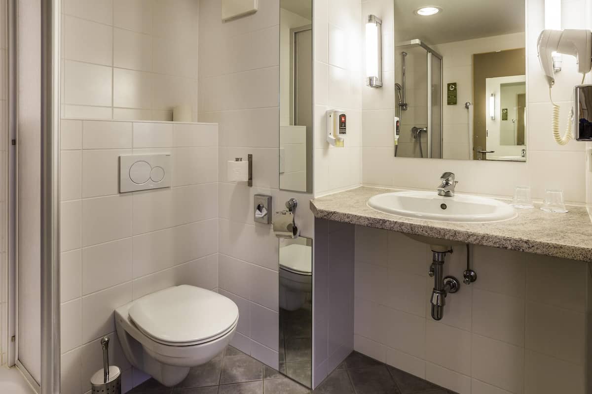 Una scrivania, insonorizzazione, culle/letti per bambini (gratuiti)