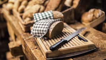 Ein Schneidebrett mit einem Messer und einem Brot.