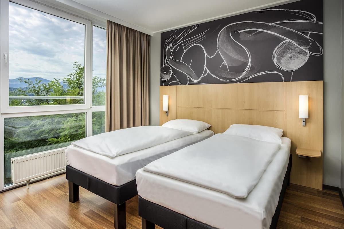 Standard Room, 2 Twin Beds | Desk, soundproofing, free cribs/infant beds, free WiFi