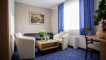 Suite | In-room safe, soundproofing, free WiFi, bed sheets