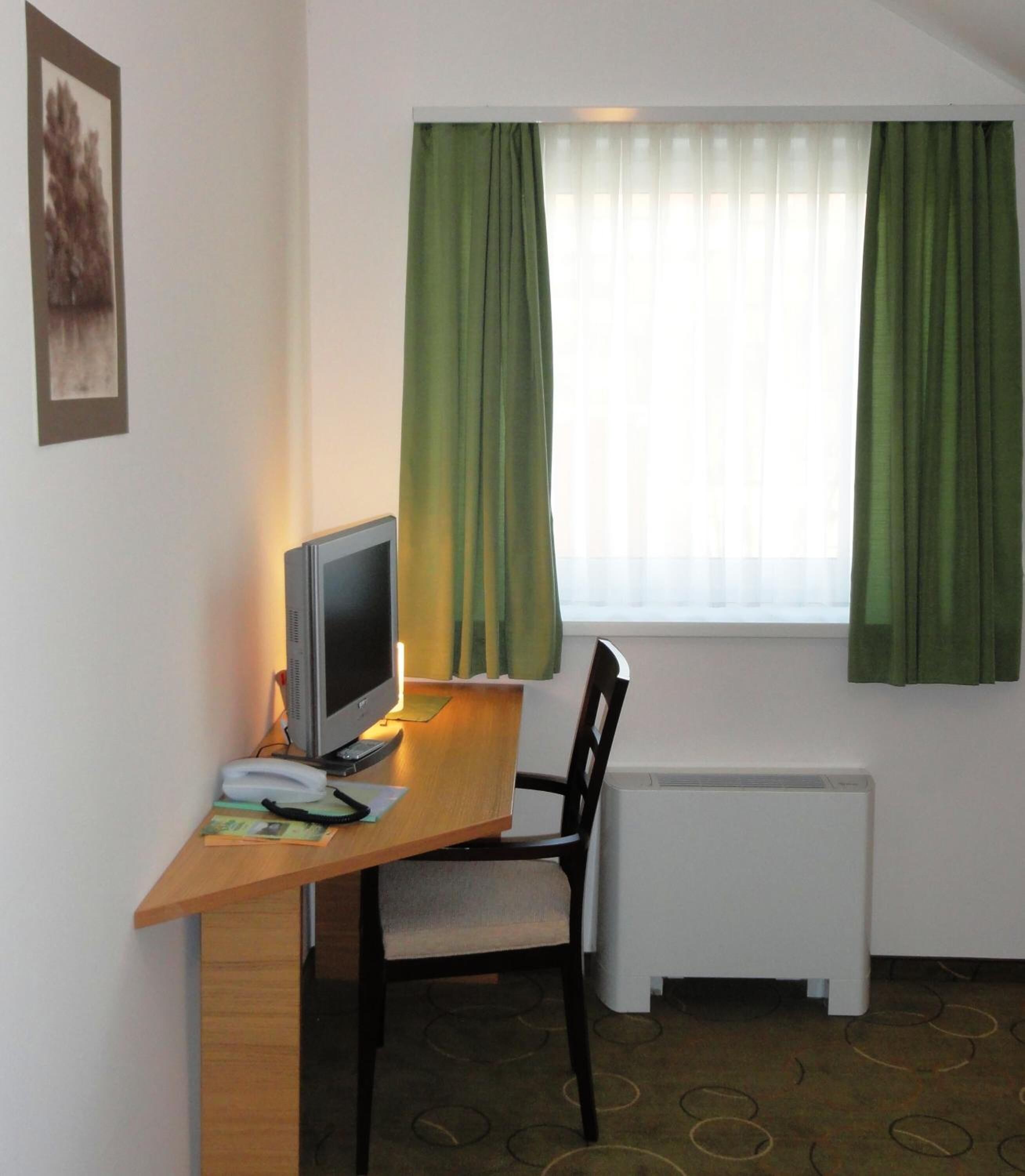 in-room safe, soundproofing, free wifi, bed sheets