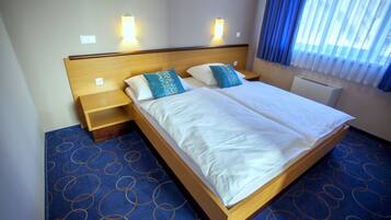 In-room safe, soundproofing, free WiFi, bed sheets