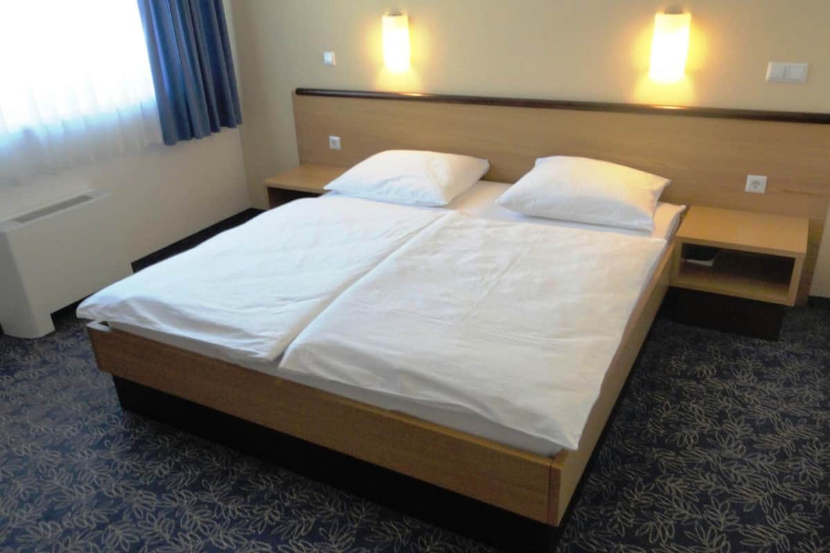 in-room safe, soundproofing, free wifi, bed sheets