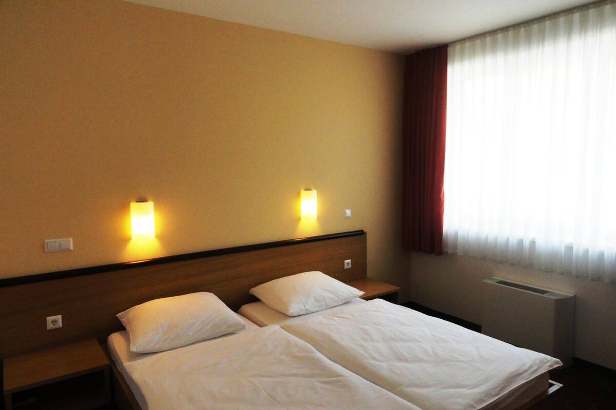 in-room safe, soundproofing, free wifi, bed sheets